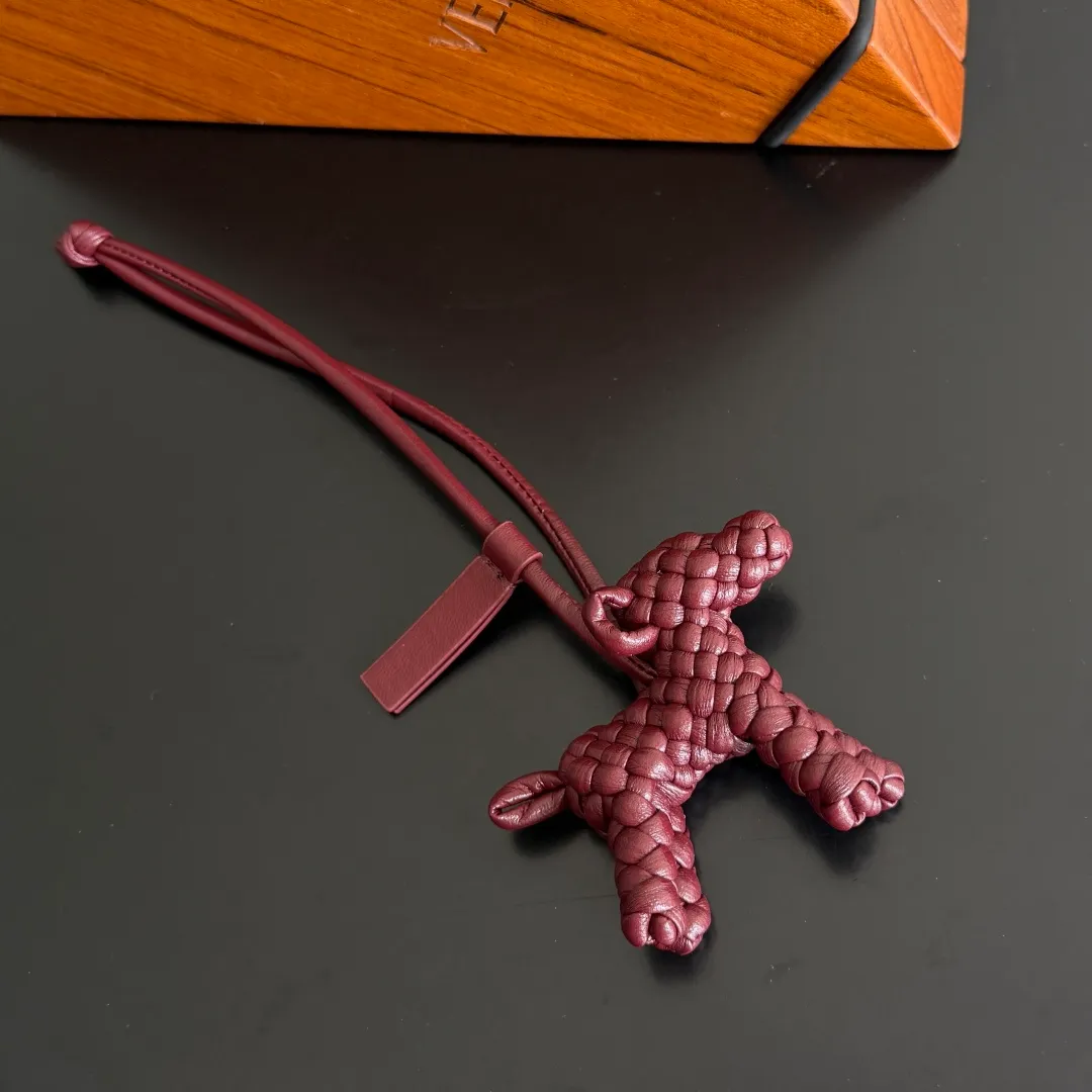 Batch 540 BOTTEGA VENETA2025 new puppy-shaped pendant braided puppy is now online😎The leather braided puppy-shaped pendant can be hung on any handbag, and it is as cute, delicate and colorful as it matches with a bag. Cute and cute, it will touch your heart at any time. It can be hung on bags or keychains. Who can resist such a cute puppy💓 Style number: 807068
